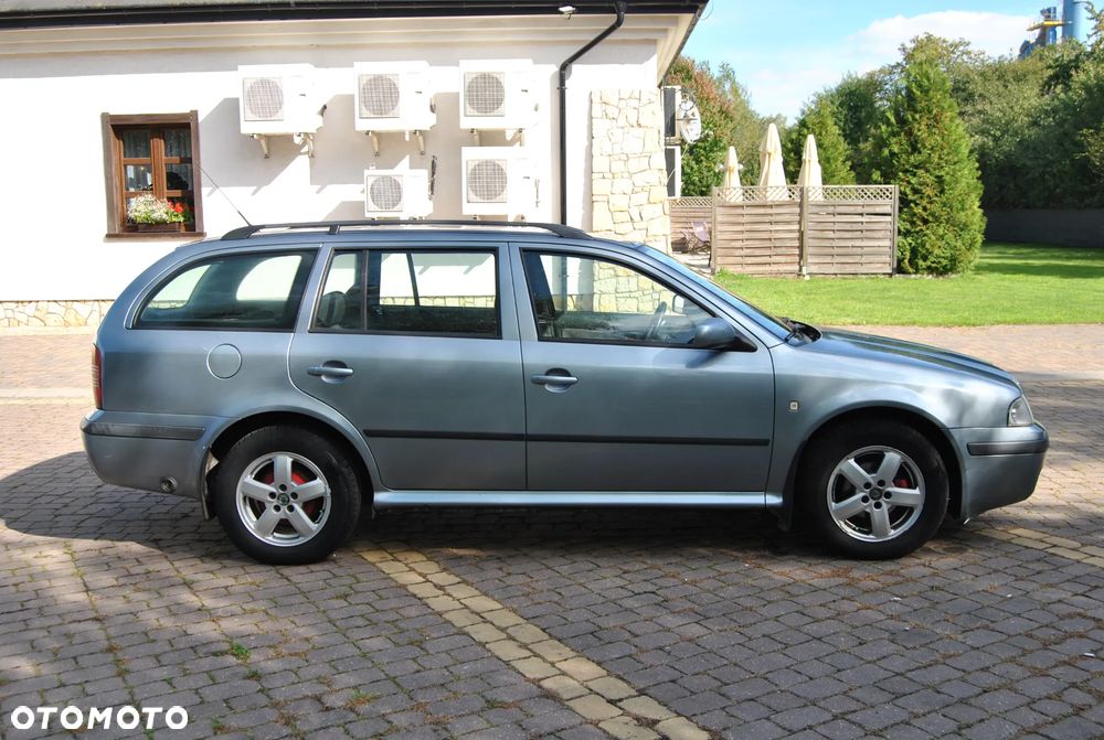 Skoda Octavia 1.6 Combi Ambiente - 15