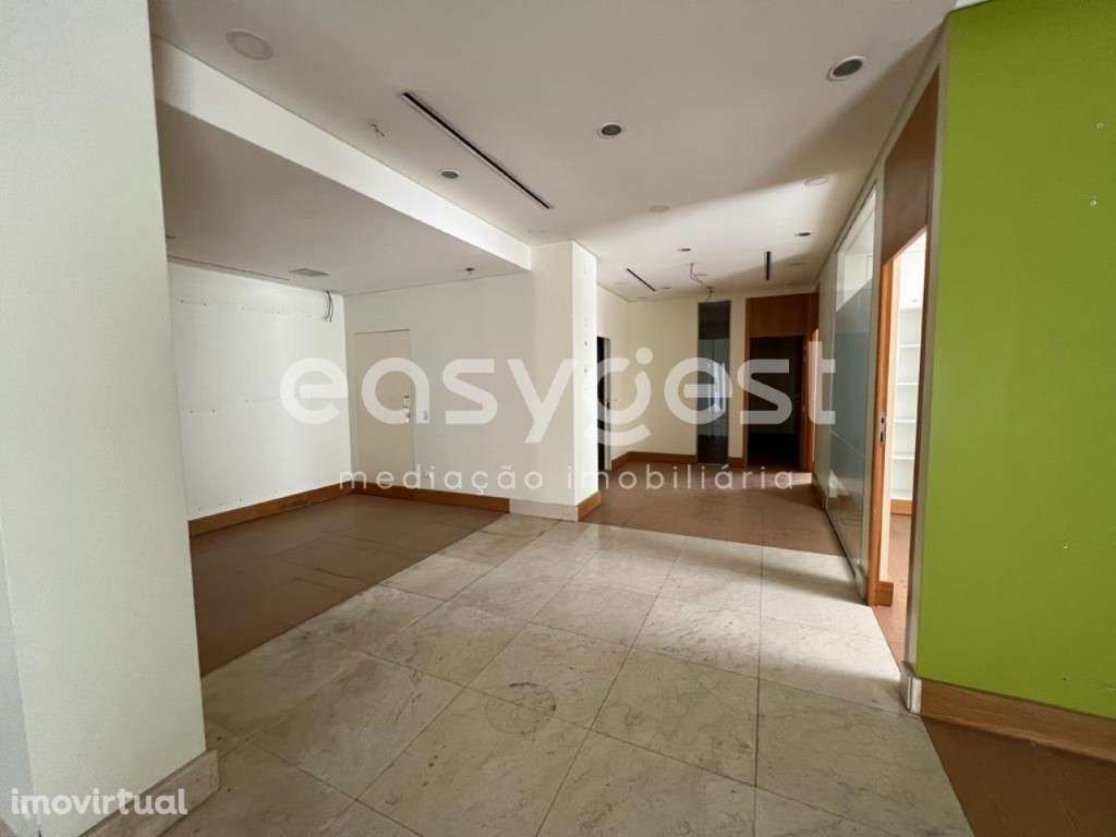 Loja sita na estrada principal, próximo do mercado da Maceira - Leiria - Grande imagem: 4/21