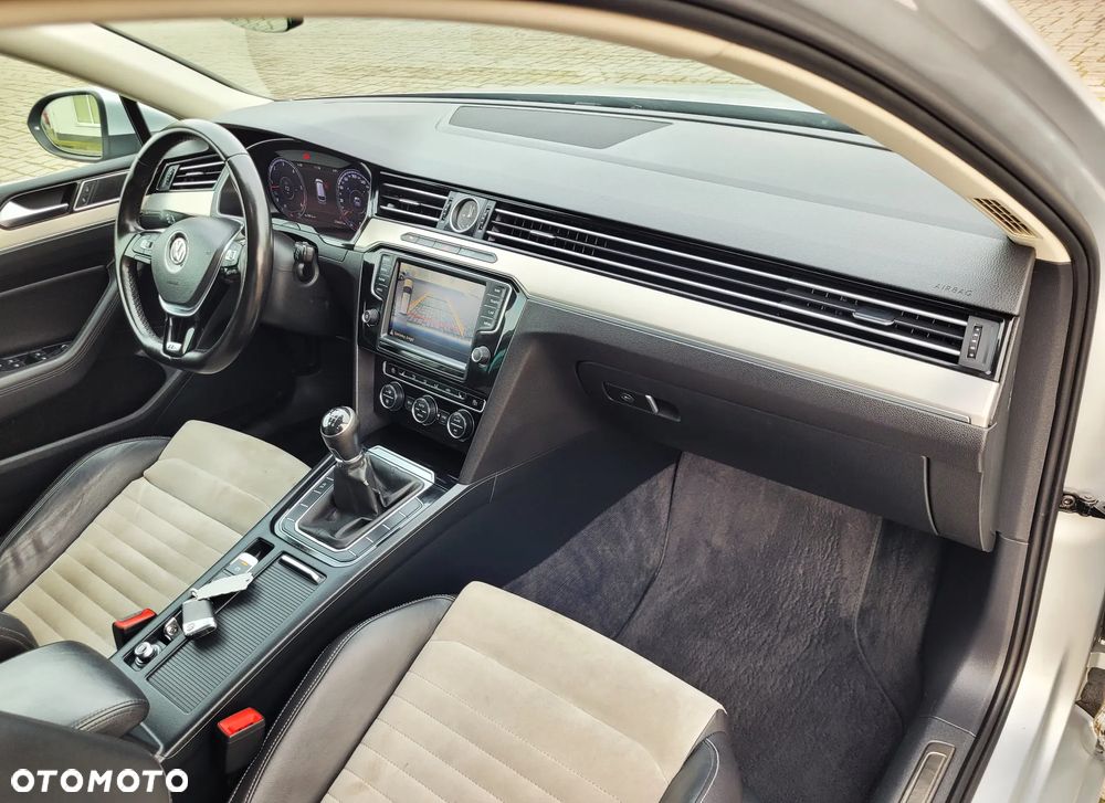 Volkswagen Passat 2.0 TDI (BlueMotion Technology) Highline - 19