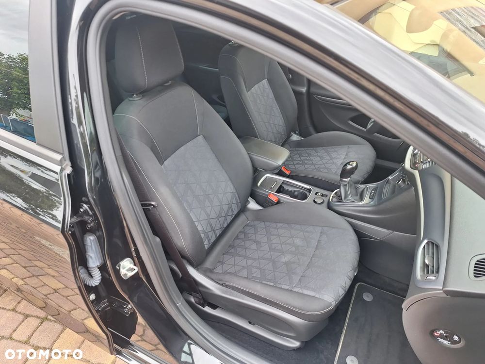 Opel Astra 1.4 Turbo 120 Jahre - 10