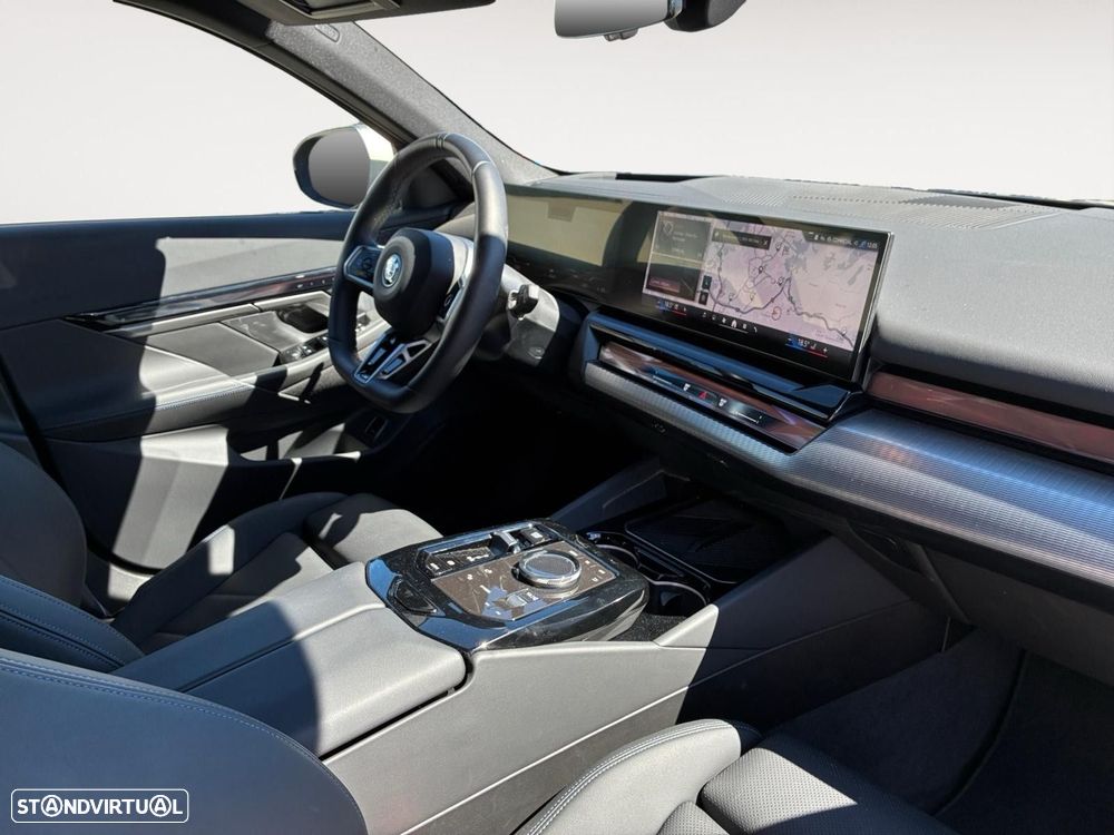 BMW iX1 - 11