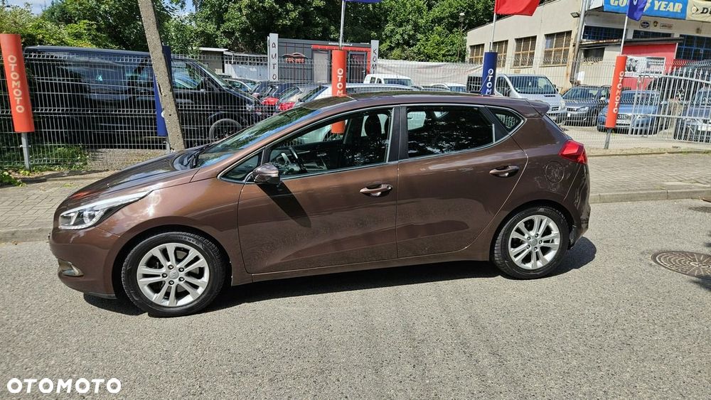 Kia Ceed 1.6 CRDi 128 Dream Team Edition - 17