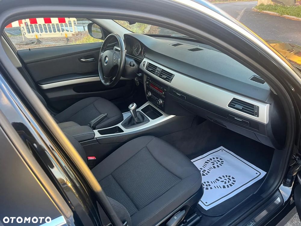 BMW Seria 3 318d DPF Touring - 21