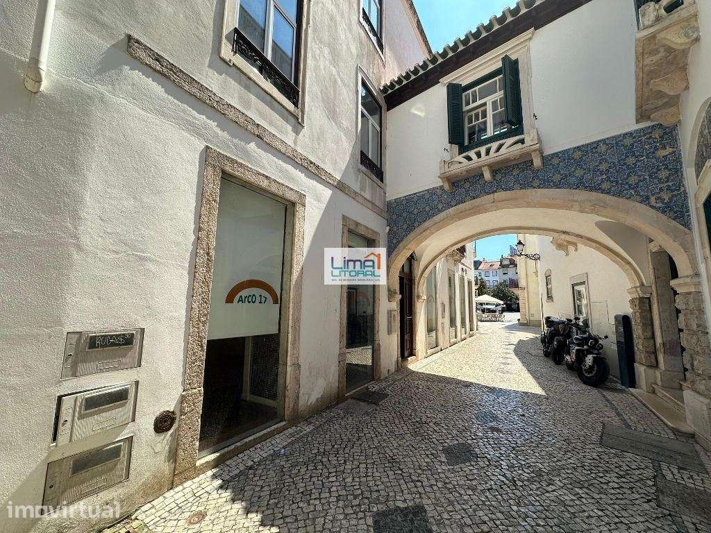Prédio devoluto para habitação e comércio - Zona Histórica de Leiria