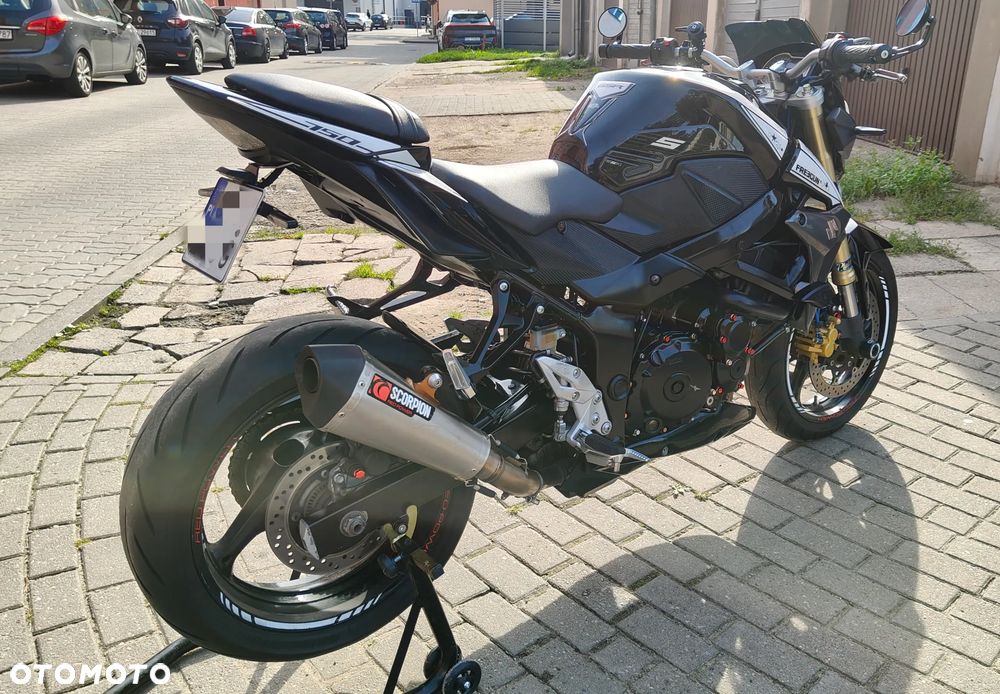 Suzuki GSR - 6