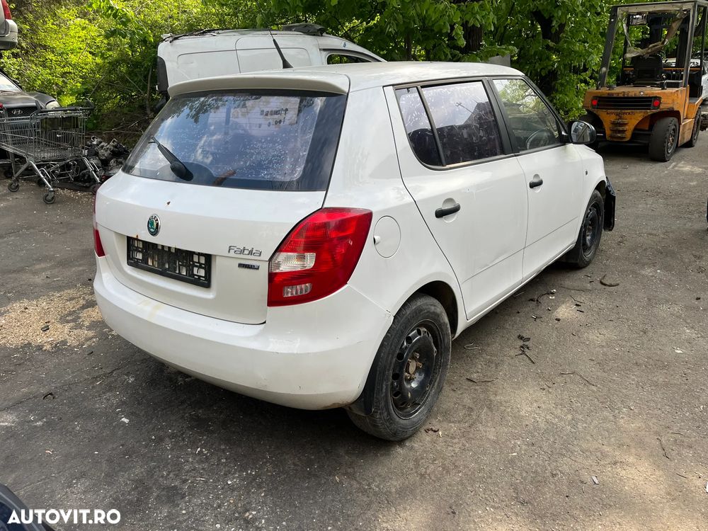 Dezmembrez Skoda Fabia 2 facelift 2012 alb 1,2 benzina - 7