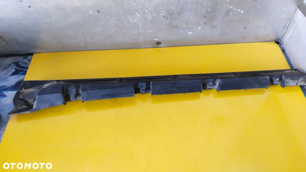 Mercedes-Benz OE A1646981427 ślizg mocowanie progu