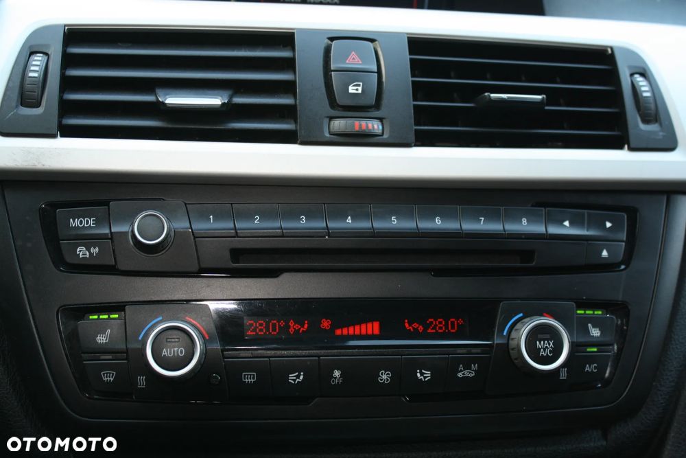 BMW Seria 3 318d Sport Line - 32