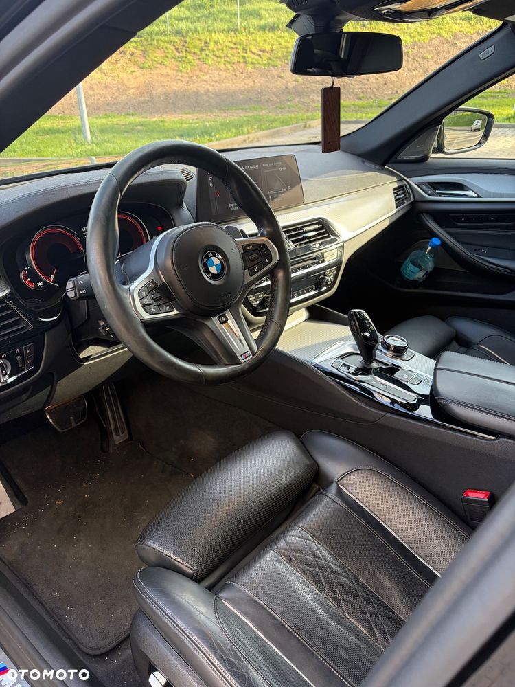 BMW Seria 5 M550i xDrive sport - 12