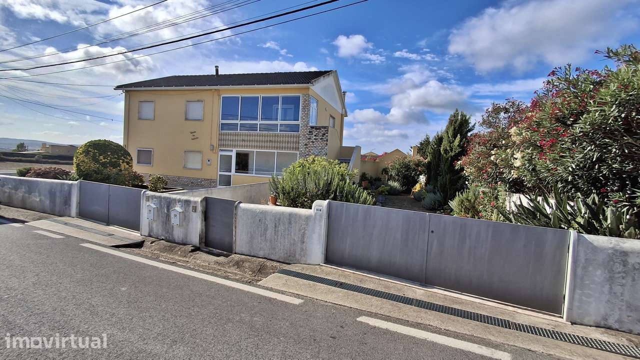 Quintinha com moradia bifamiliar e terreno amplo. - Grande imagem: 2/43
