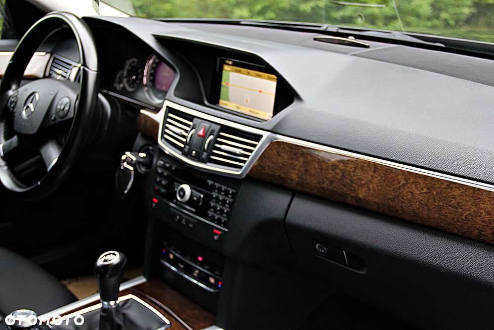 Mercedes-Benz Klasa E 200 BlueEFFICIENCY Elegance - 29