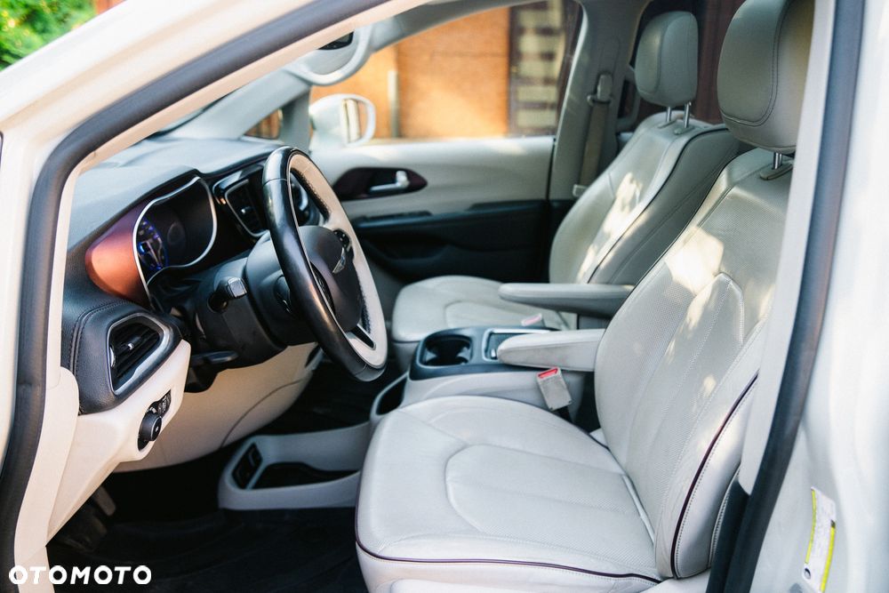 Chrysler Pacifica - 30