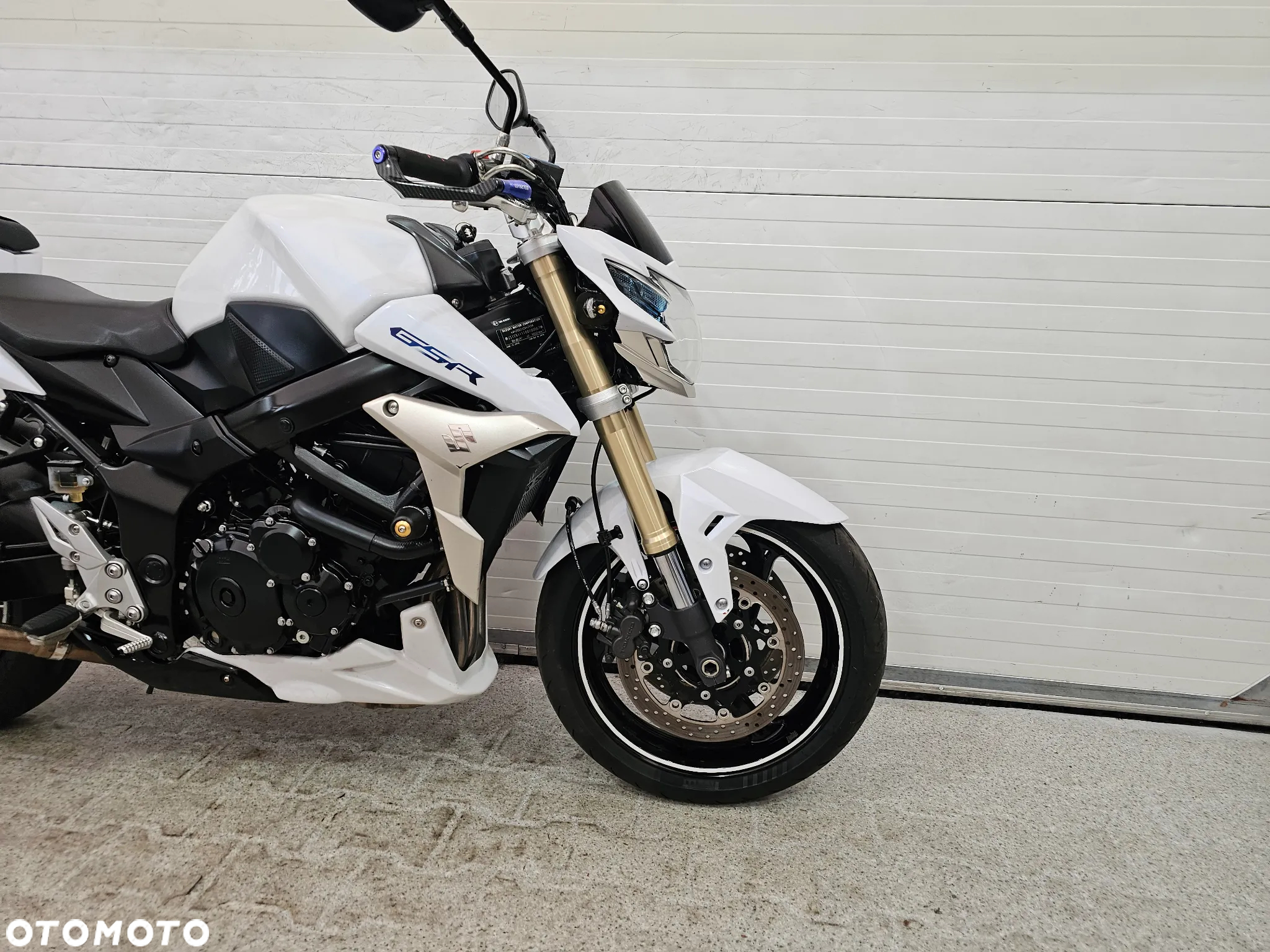 Suzuki GSR - 9