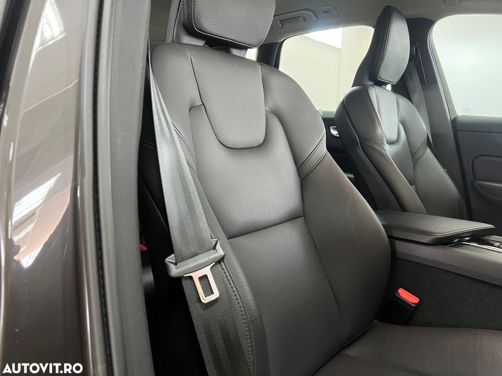Volvo XC 60 B4 MHEV AT8 AWD Momentum Pro - 5