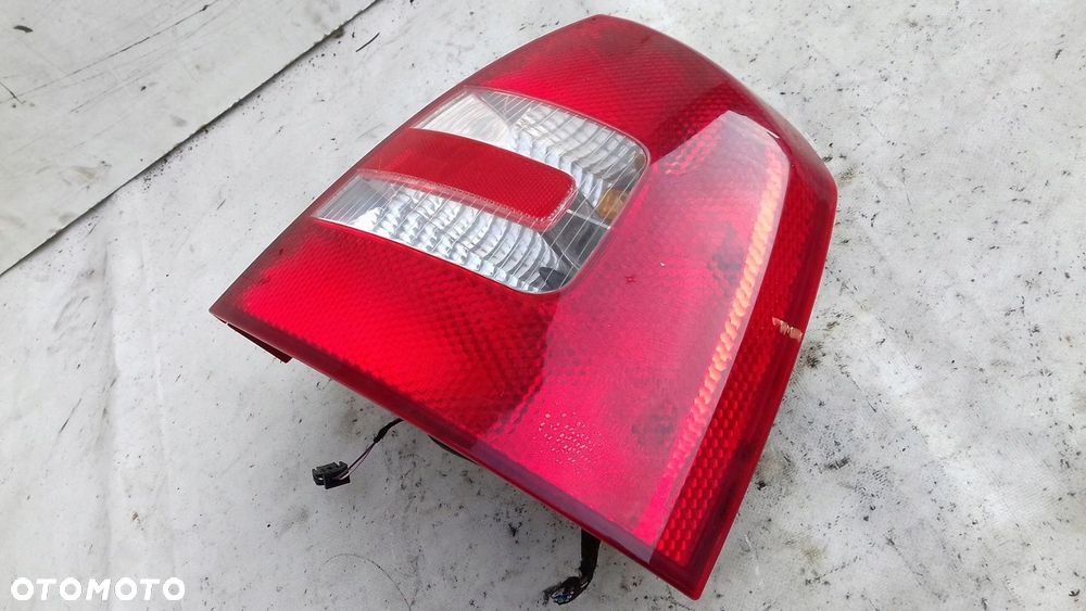 LAMPA PRAWY TYŁ TYLNA 1Z5945096A SKODA OCTAVIA II 2 HB 04-08 - 2