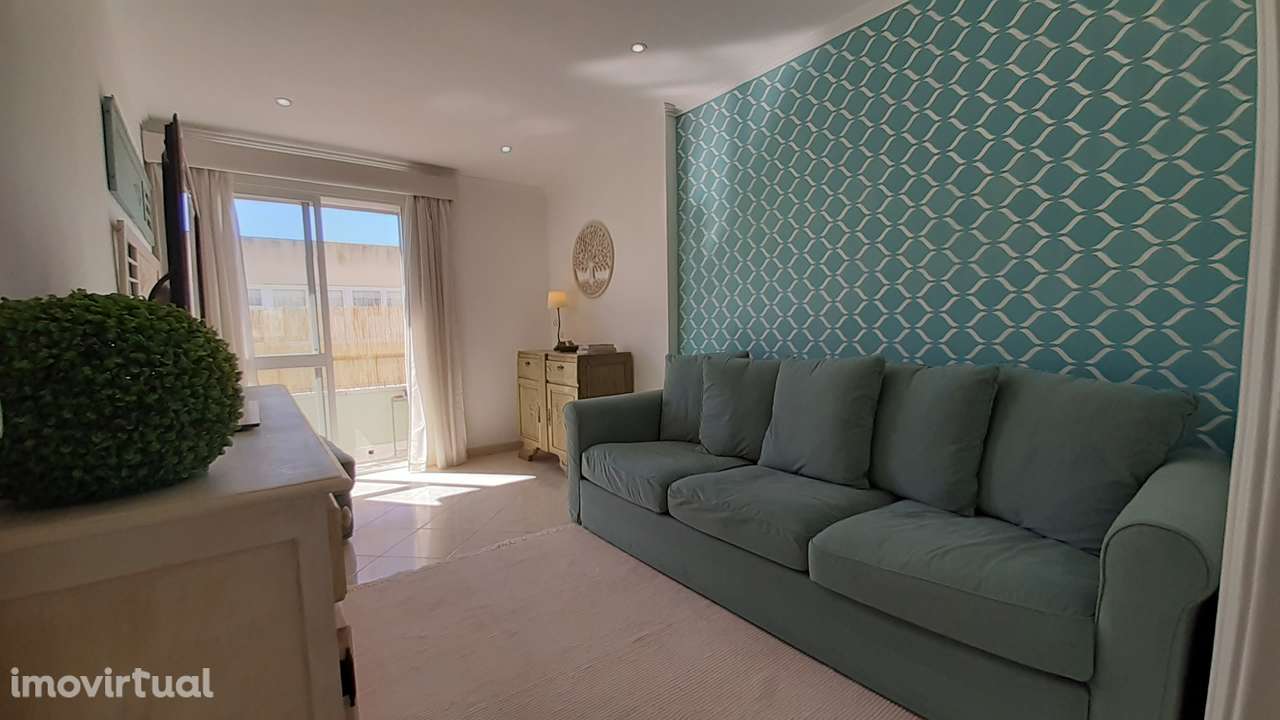 T1 + 1 totalmente remodelado com excelentes áreas no coração de Algés - Grande imagem: 2/21