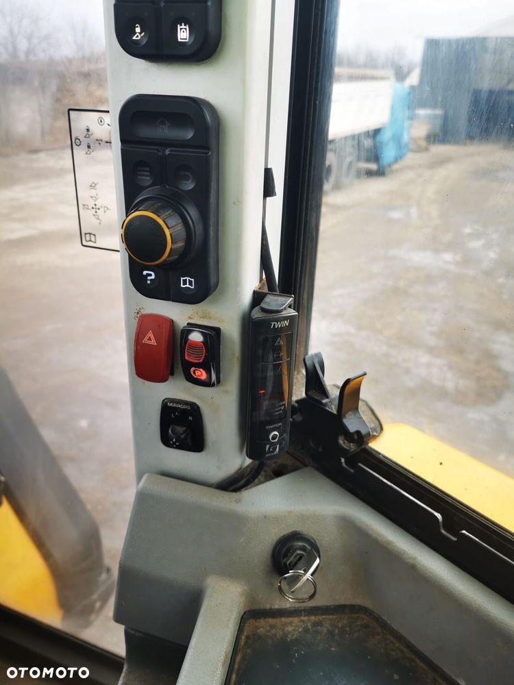 Massey Ferguson 5709 - 12