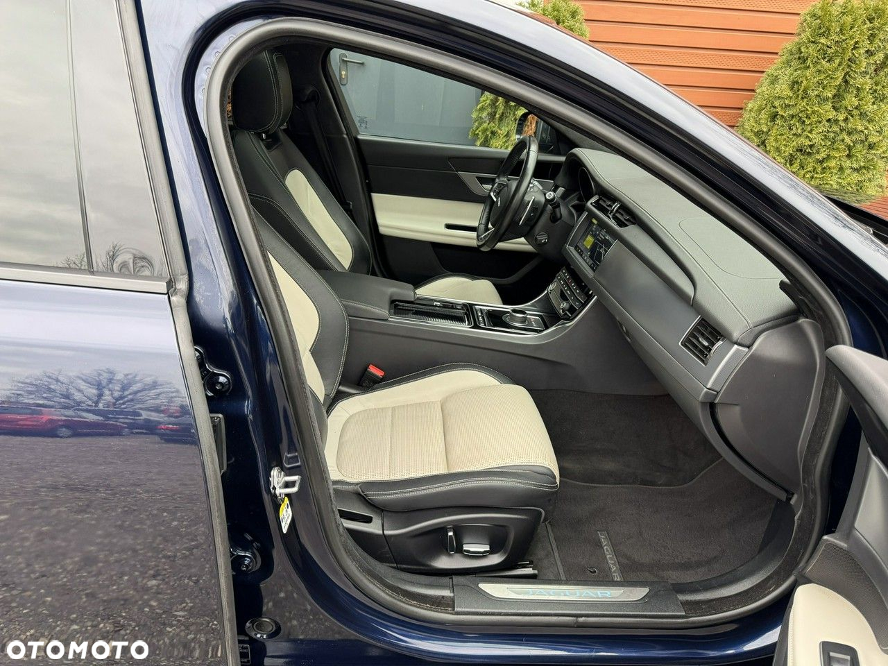 Jaguar XF 2.0 i4D AWD R-Sport - 25