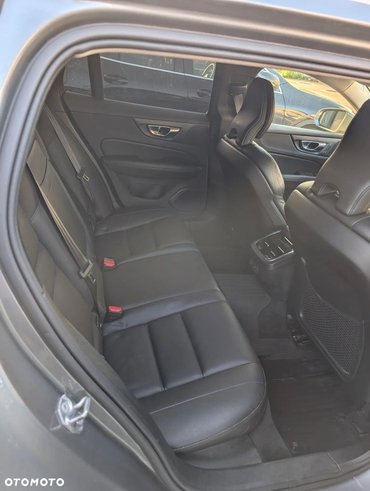 Volvo V60 Cross Country - 11