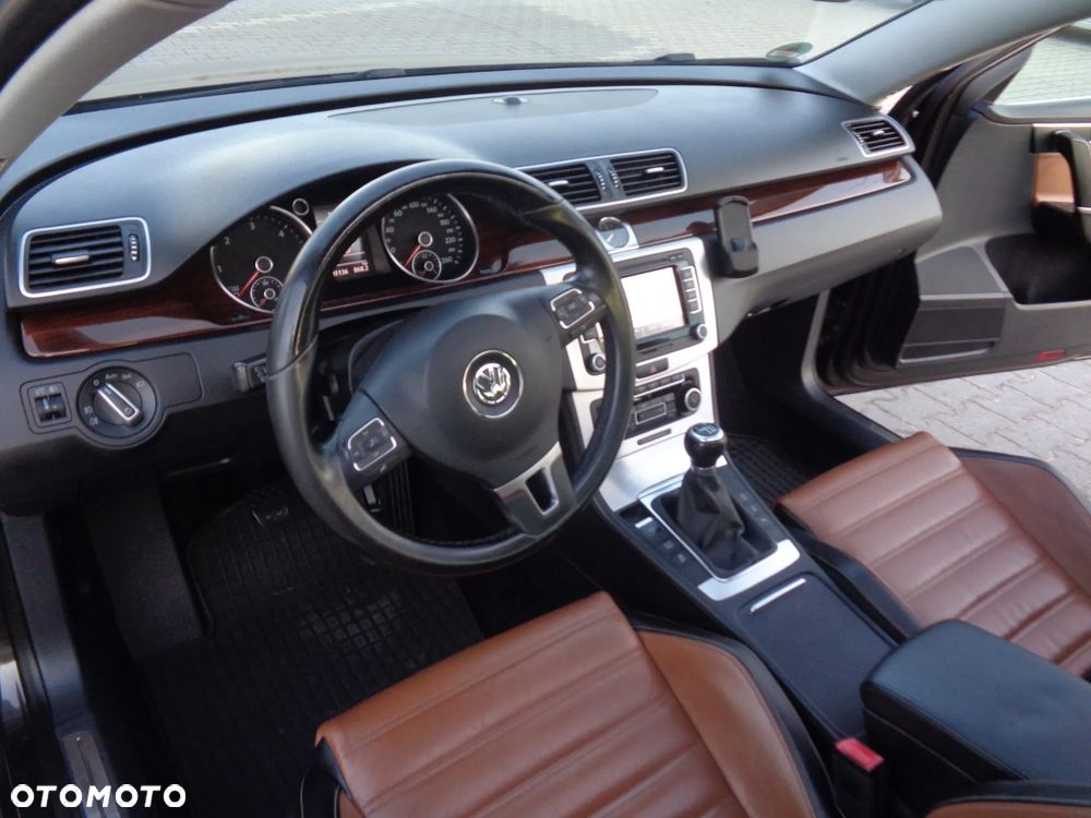 Volkswagen Passat 2.0 TDI DPF Highline - 29