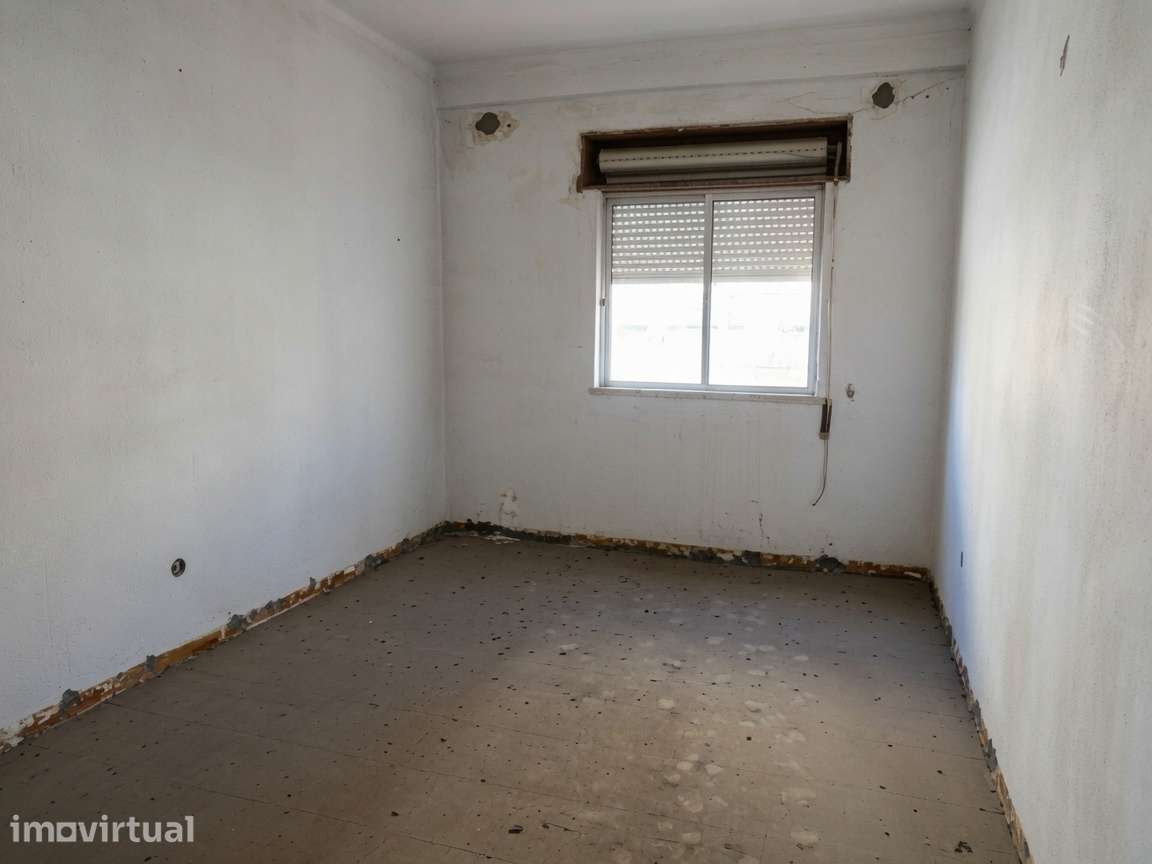 APARTAMENTO T1 PARA REMODELAÇÃO TOTAL NA BAIXA DA BANHEIRA - Grande imagem: 4/15