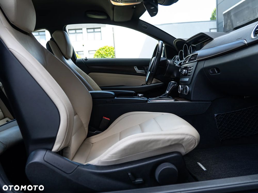 Mercedes-Benz Klasa C 250 CGI BlueEff - 24