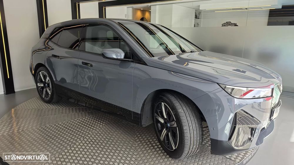 BMW iX xDrive 40 Pack Desportivo - 21