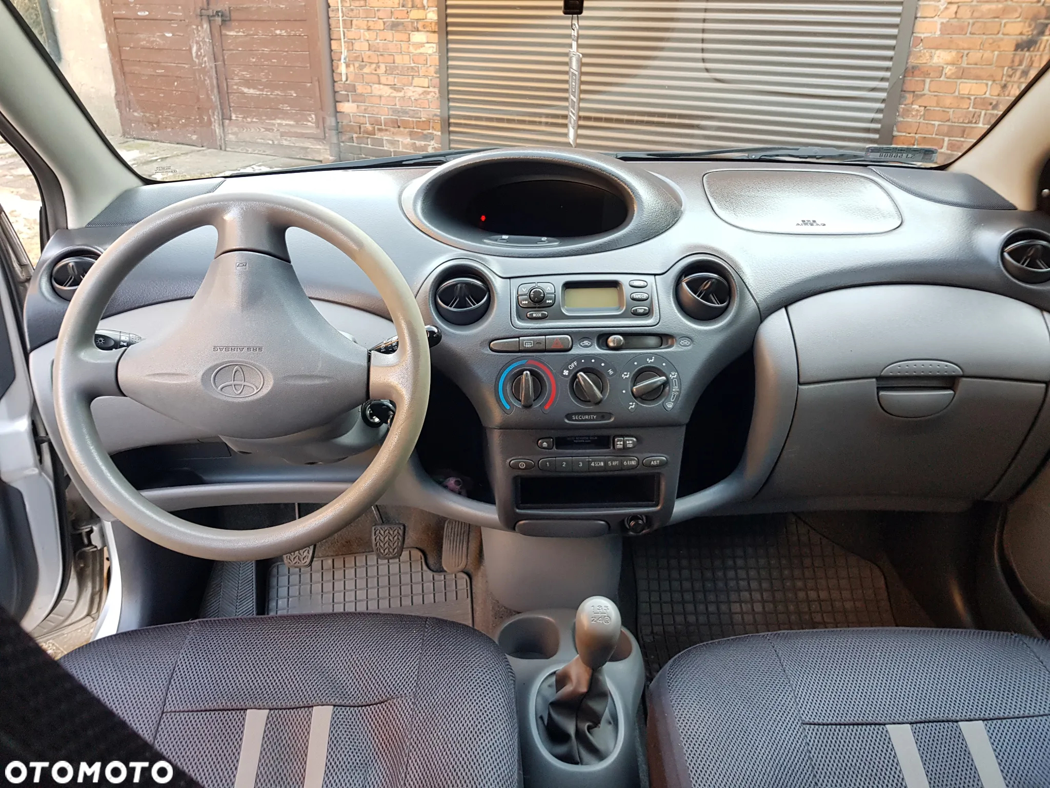 Toyota Yaris 1.0 Base - 13