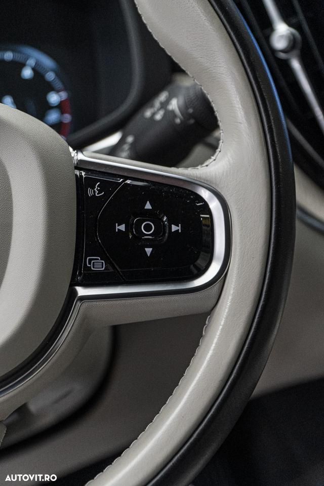 Volvo XC 60 B4 MHEV AT8 AWD Momentum Pro - 27