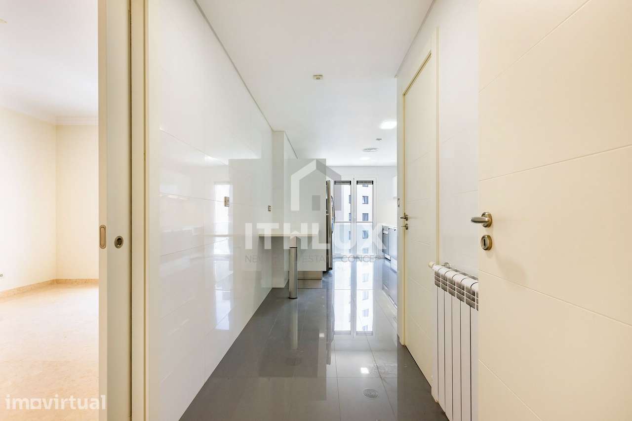 Apartamento T4 nas Avenidas Novas, com 4 lugares de garagem - Grande imagem: 4/31
