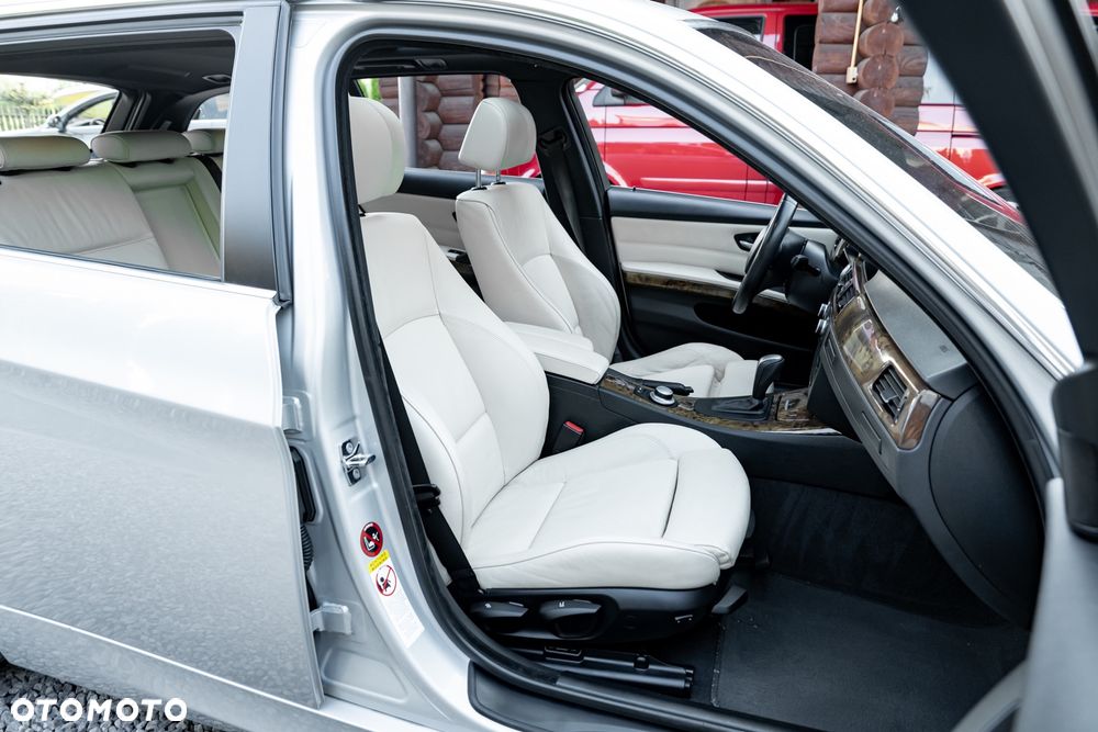 BMW Seria 3 330xi - 25
