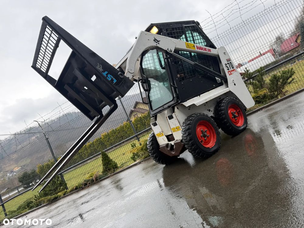 Bobcat S70 Mini-ładowarka 4x4 wózek terenowy. Łyżka widły. Kabina ogrzewana pełne szkło + drzwi ! aktualne serwisy DEKRA. Dokumentacja. silnik Kubota 3cyl. Maszyna Jak Nowa z Salonu! Pochodzi z Norweskiego Gospodarstwa! 2019 rok 715 mtg! Zero luzów i wycieków. Bardzo mocna i wydajna maszyna o małych gabarytach! Wąskie koła. Idealna do stajni. OKAZJA TANIO - 24