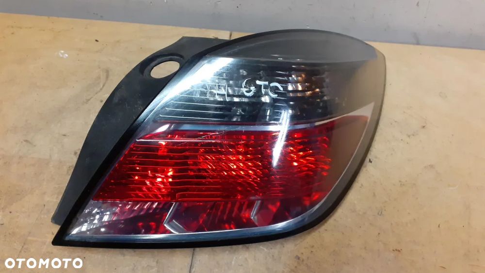 X. OPEL ASTRA III H GTC LAMPA tylna tył prawa dymiona - 1