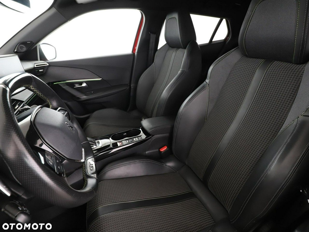 Peugeot 2008 PureTech 130 EAT8 GT - 13