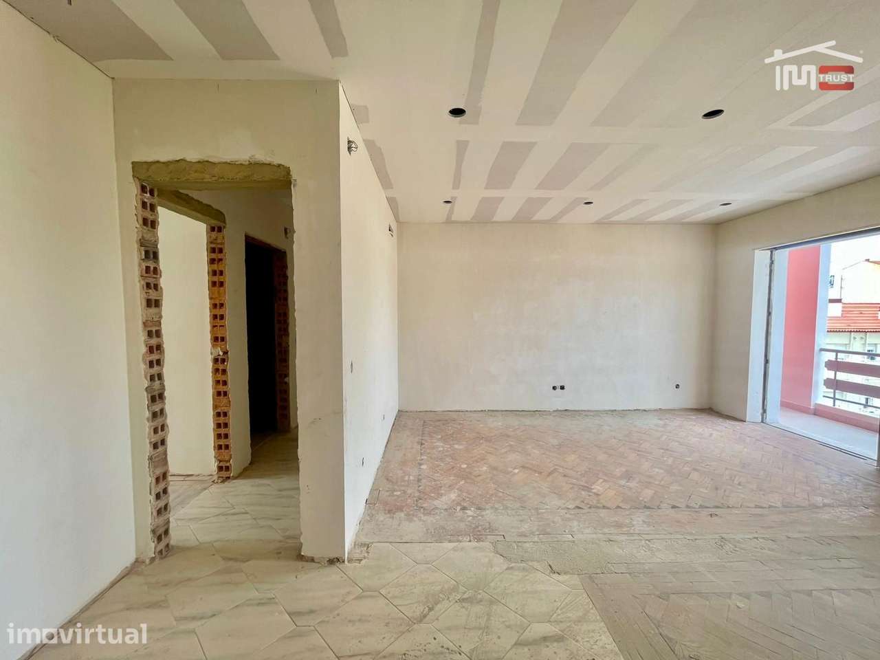 T3 Totalmente Remodelado com Suite e Varanda no Alto do Seixalinho - Grande imagem: 4/31