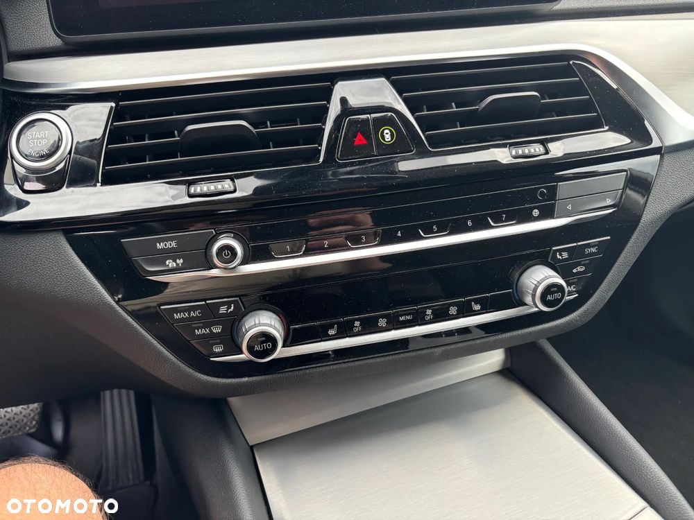 BMW Seria 5 530i xDrive Luxury Line sport - 17