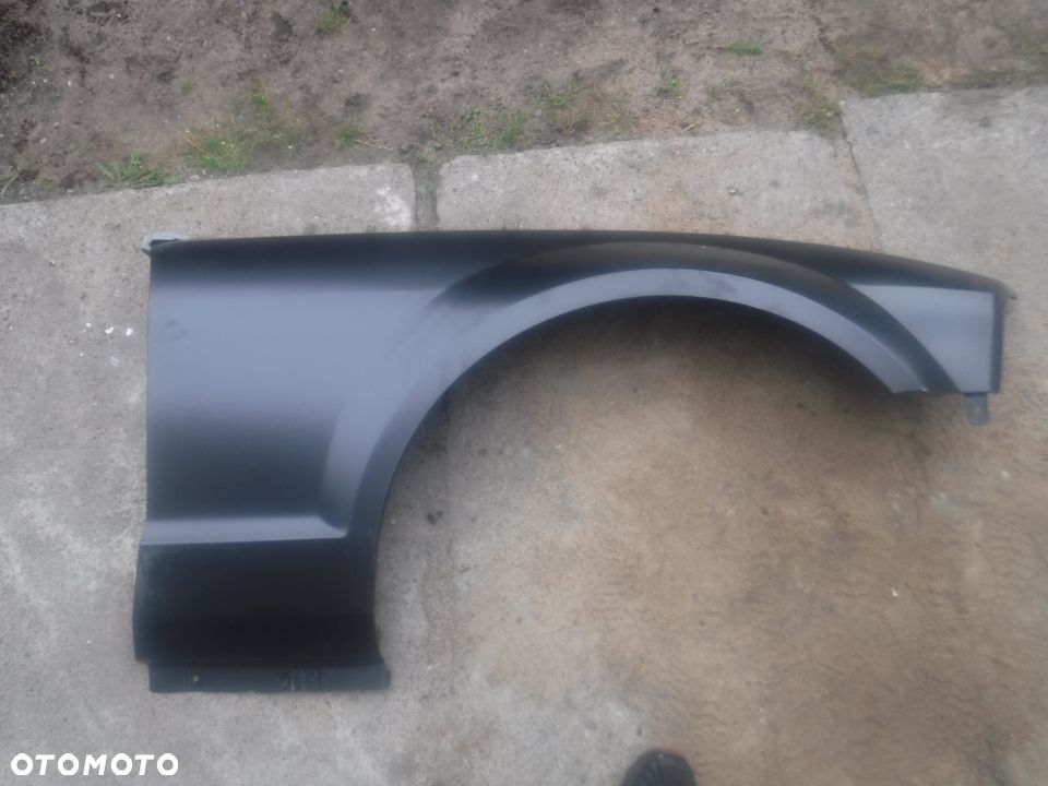 Ford Mustang V blotnik prawy przod - 1