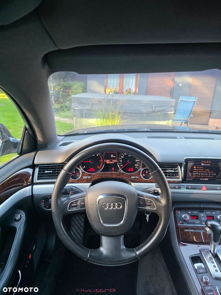 Audi A8 2010 photo 2