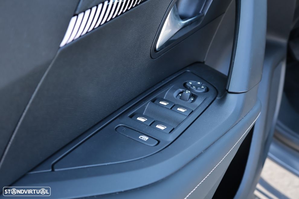 Peugeot 2008 1.2 Hybrid Allure e-DCS6 - 17