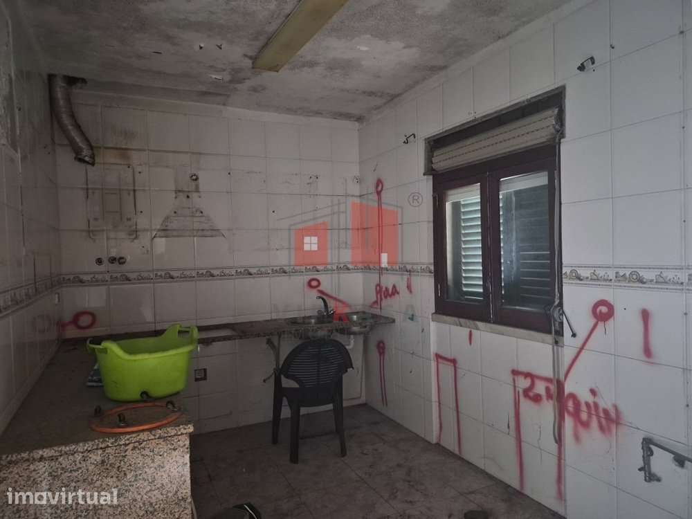 Moradia T2 para recuperar em Vialonga - Grande imagem: 4/13