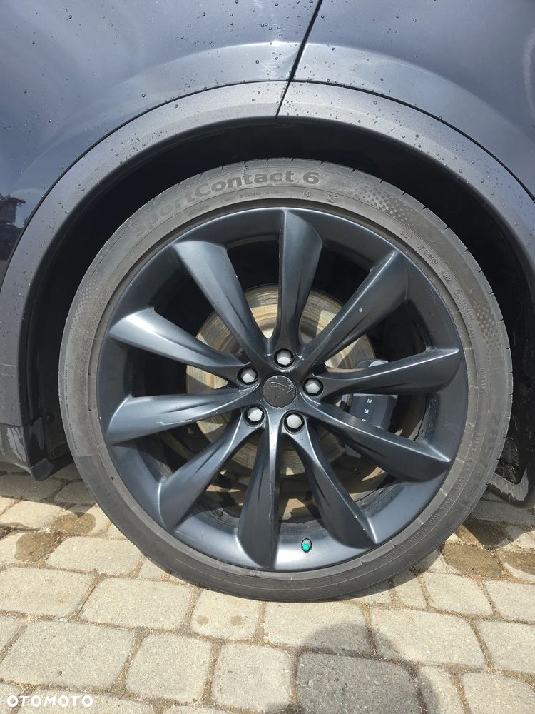 Tesla Model X - 13
