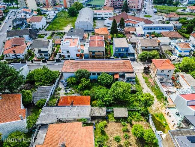 Imóvel comercial com estacionamento e serviços - Grande imagem: 3/9
