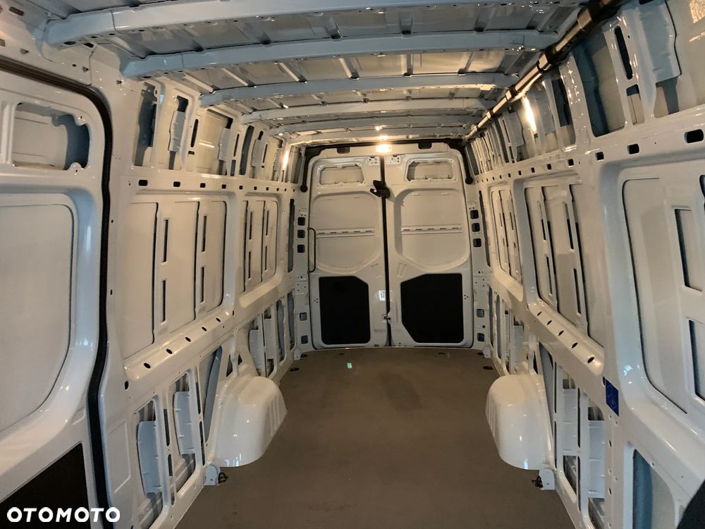 Mercedes-Benz Sprinter - 13