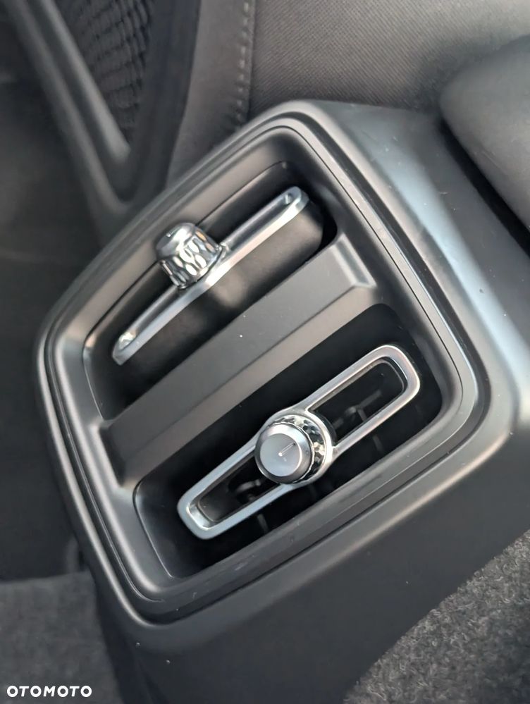 Volvo XC 40 B4 B AWD R-Design - 32