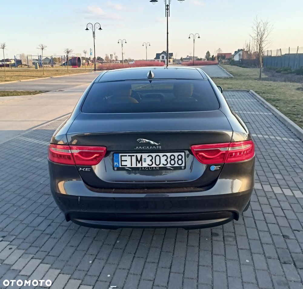 Jaguar XE 2.0 D Portfolio - 10