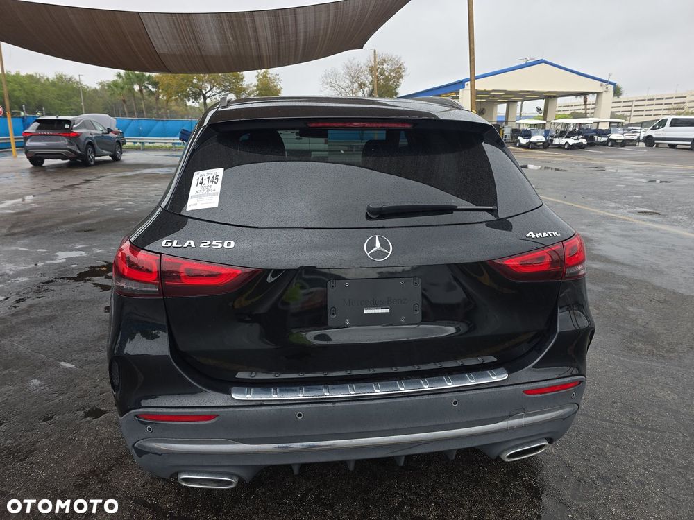 Mercedes-Benz GLA - 8