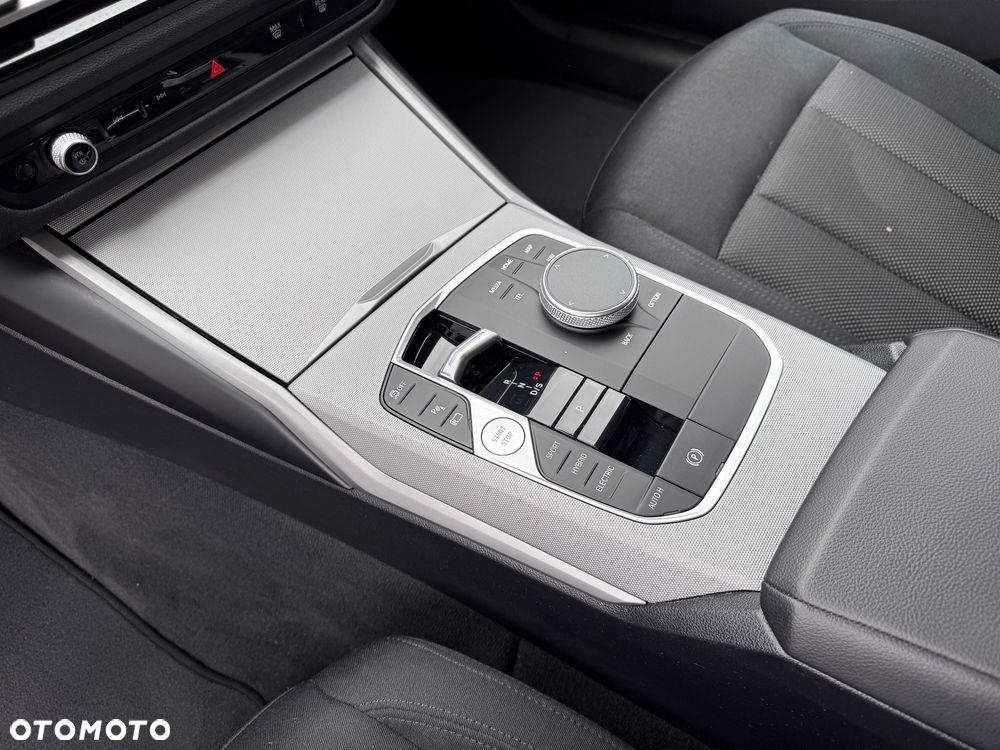 BMW Seria 3 320e PHEV sport - 28