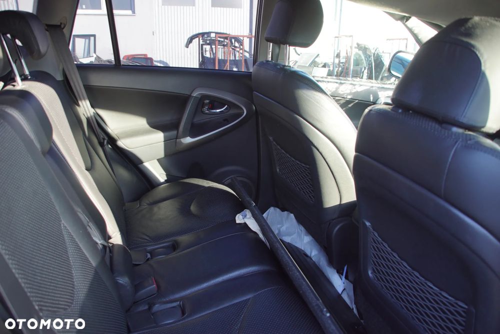 Auto na części - Toyota RAV4 III 2.2 D-4D 136 KM 2AD-FTV EA62 202 2008R Silnik Skrzynia Drzwi Błotnik Klapa Zderzak Lampa Lusterko Klamka Szyba Deska Kokpit Sterownik Moduł Czujnik Licznik Wyświetlacz Panel Kierownica - 16