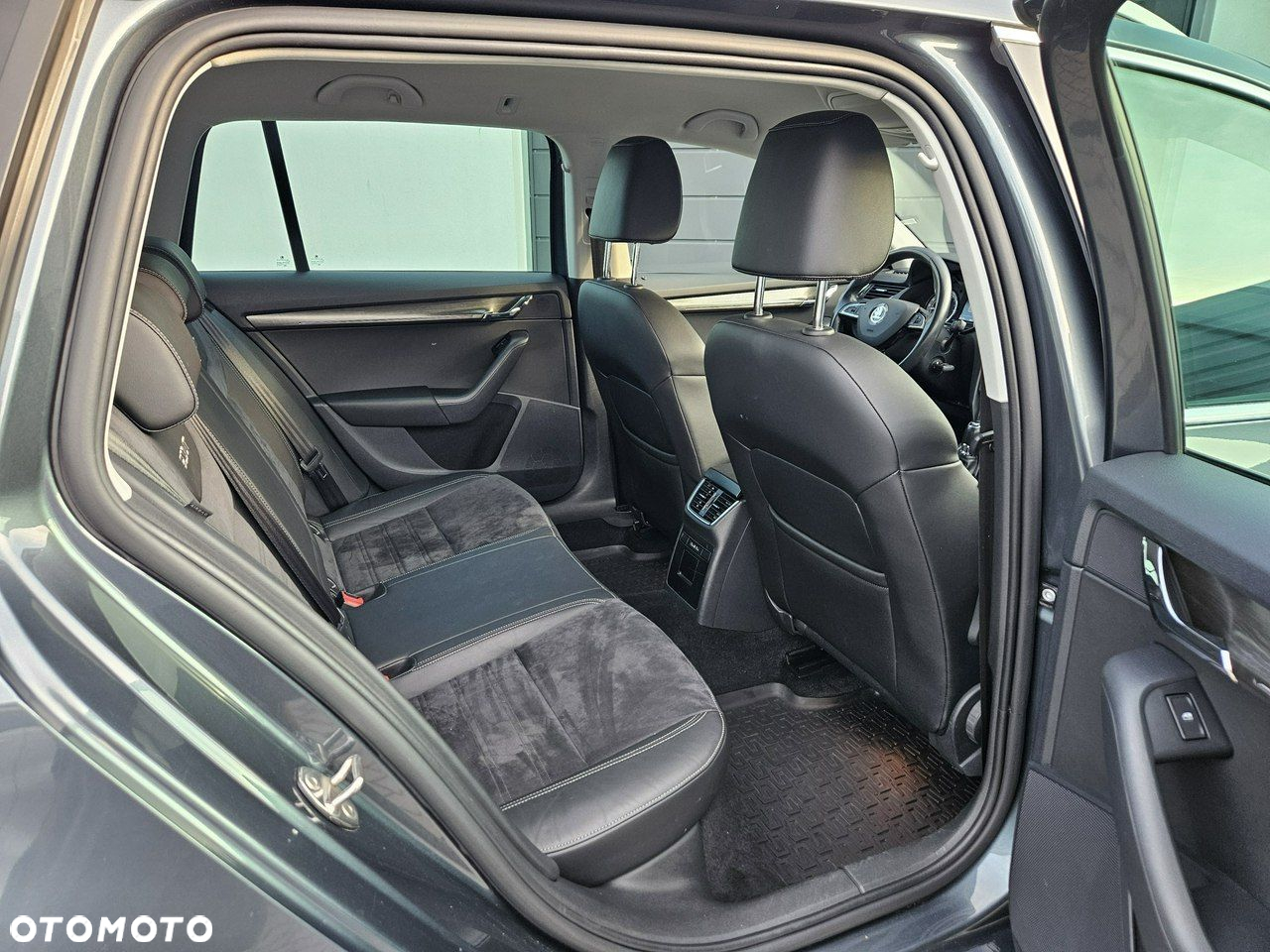 Skoda Octavia Combi 2.0 TDI 4x4 DSG Scout - 28