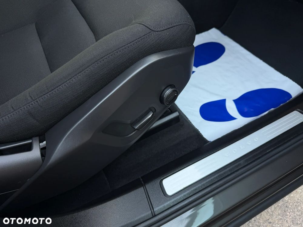 Volvo XC 60 B4 B Momentum Pro - 16